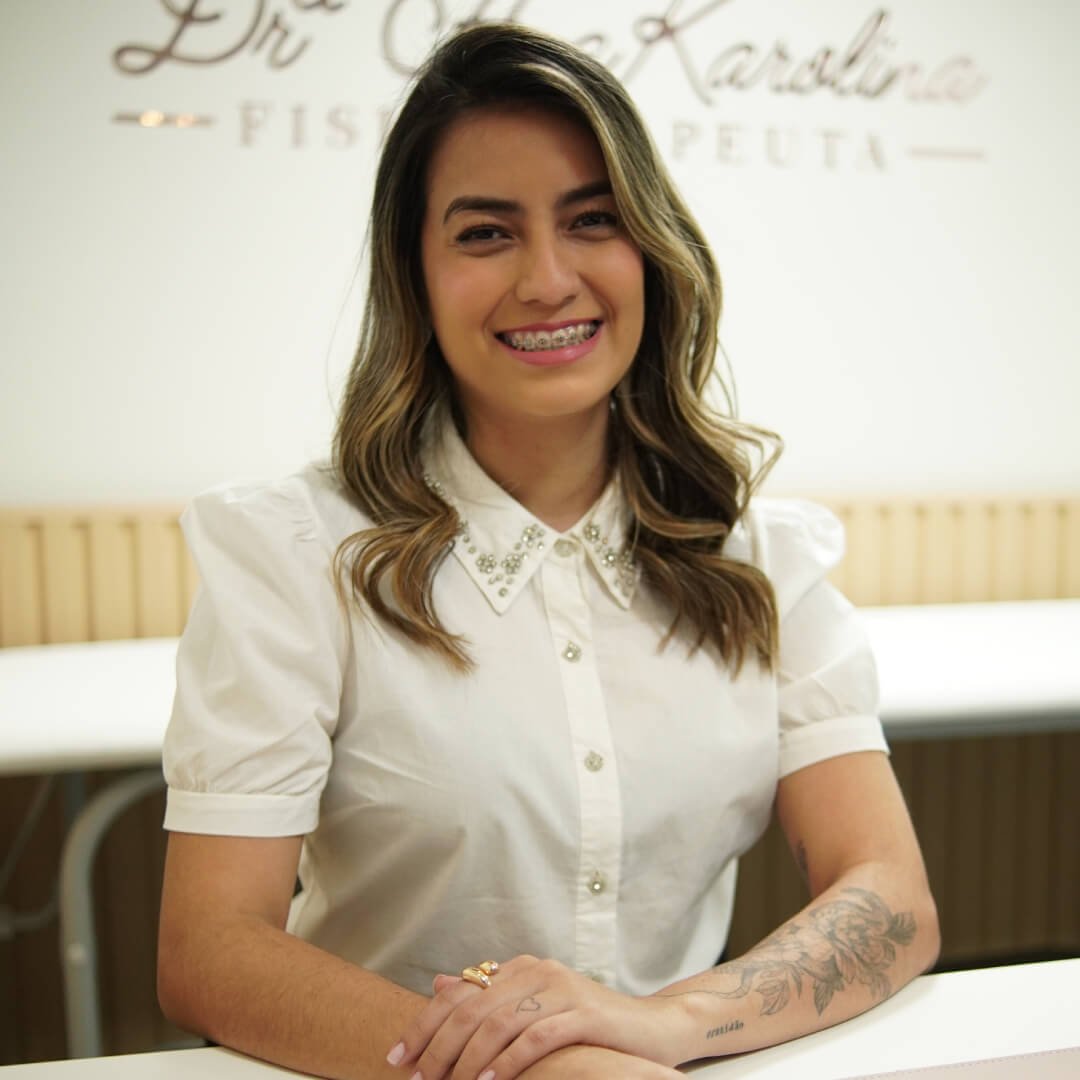 Fisioterapeuta especializada em reabilitação de membros inferiores, com ênfase no pós-operatório de LCA. Como instrutora de Pilates, oferece programas personalizados para todas as idades, promovendo força, flexibilidade e equilíbrio. Além disso, utiliza terapias manuais como liberação miofascial e drenagem linfática em seus tratamentos para garantir um cuidado abrangente e individualizado, focando na recuperação completa e no alívio da dor de seus pacientes.