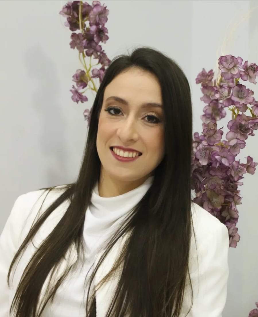 Formada  em fisioterapia e especialização em paralisia facial, além de estar se aprimorando em cinesiologia, combina seu conhecimento com técnicas de massoterapia e terapias alternativas. Seu enfoque terapêutico abrange a aplicação de fisioterapia, liberações miofasciais e massagens relaxantes para promover a recuperação e bem-estar dos pacientes.