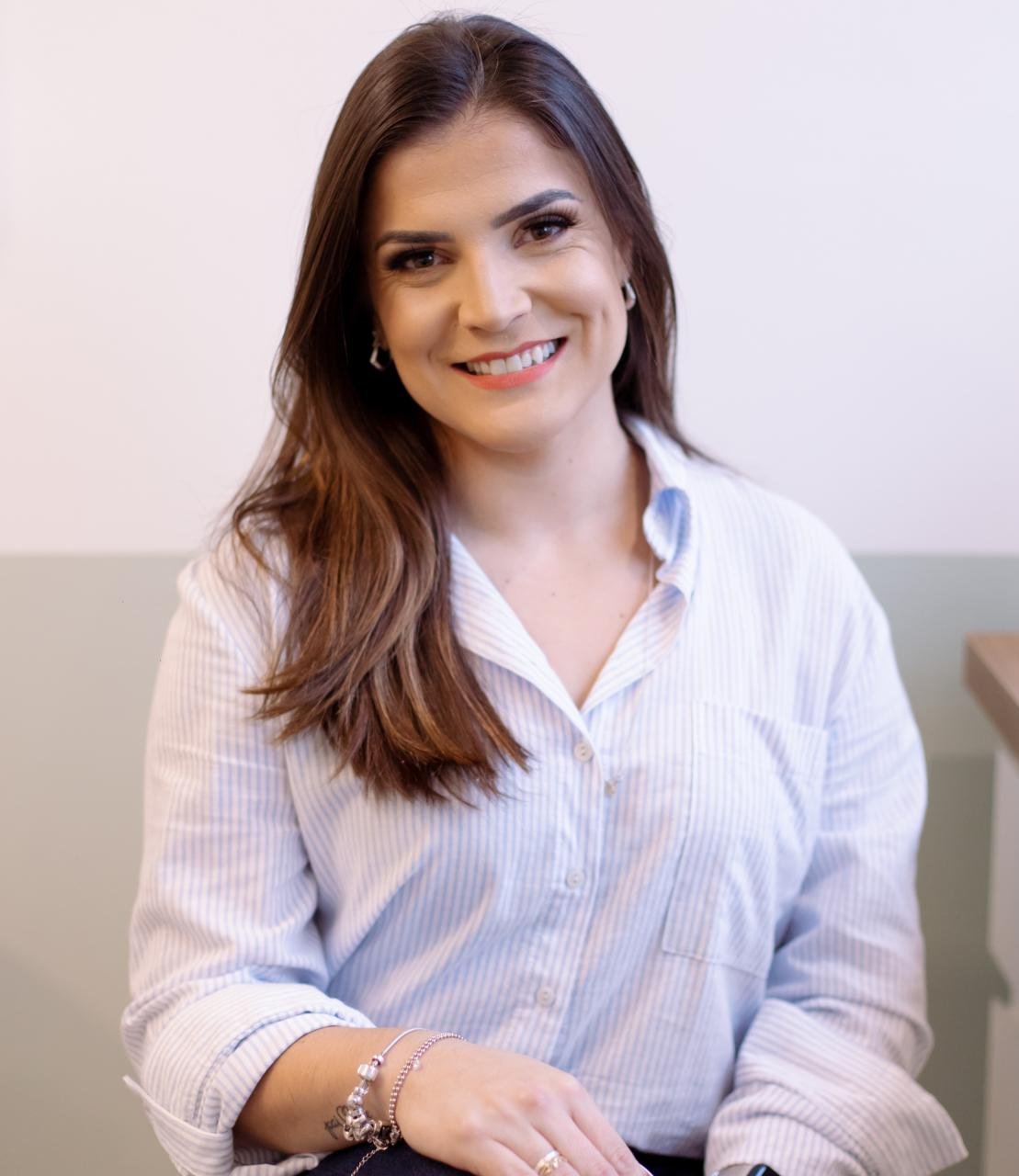 Graduada em Nutrição com pós-graduação em Nutrição Materno Infantil e mestranda em Pediatria e Saúde da Criança.  Atua no atendimento materno-infantil desde a pré-concepção até o puerpério, além de trabalhar com alimentação infantil, seletividade alimentar e adolescentes.  Também atende adultos e idosos, focando em reeducação alimentar e manejo de doenças crônicas, sobrepeso e obesidade.