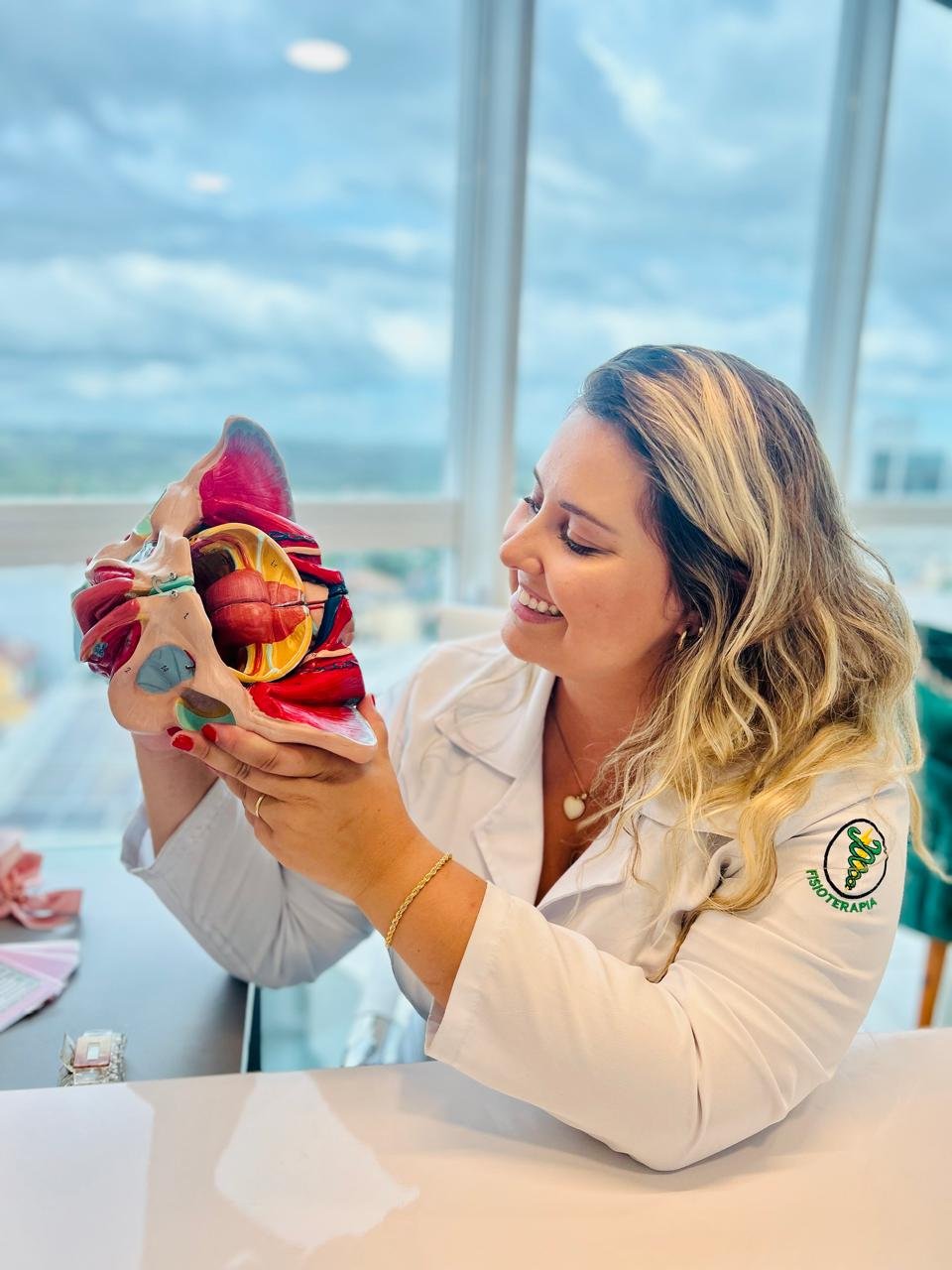 Fisioterapeuta com Pós Graduação em Fisioterapia Pélvica Funcional e diversos cursos livres relacionados à saúde da mulher, sou uma profissional em constante busca por conhecimento e atualização. Tudo para oferecer o melhor para as meus pacientes! Se você sofre com incontinência urinária, disfunções sexuais, (dor na relação sexual), tem prolapso de órgão pélvico (ex.: bexiga caída), ou está gestando e quer se preparar para o parto, a fisioterapia pélvica é para você!   Atendimento para homens e mulheres.   Crefito 393628-F